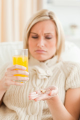 Obraz na płótnie Canvas Sick woman showing pills
