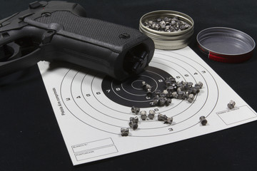 Pistola de perdigones y diana