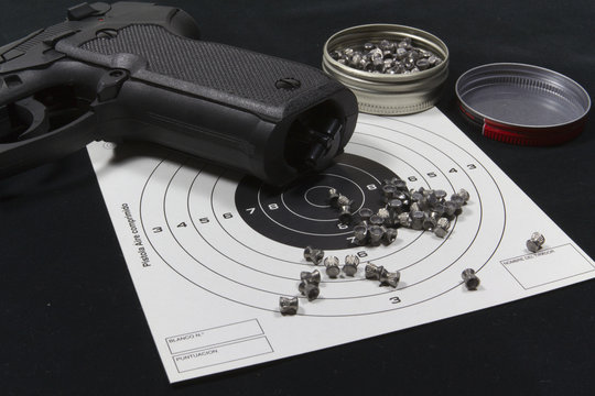 Pistola de perdigones y diana