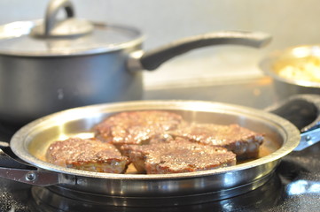 Steaks in der Pfanne