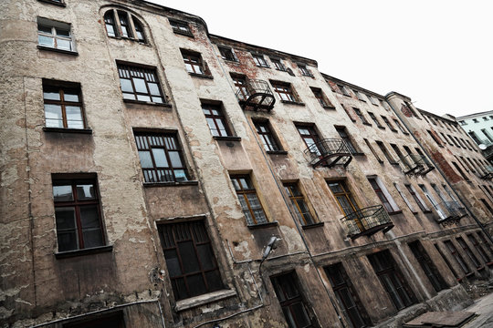 Fototapeta old grunge house in lodz centre town