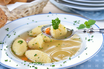 Bayerische deftige Grießnockerlsuppe