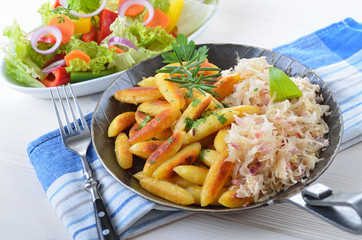 Schoppalla mit Kraut und Salat