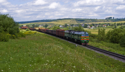 Diesel locomotive with freight cars © epl2t