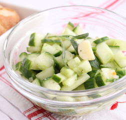 Gurkensalat mit Käse