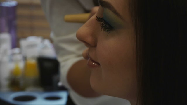 Junges Model wird professionell geschminkt