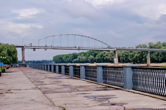 Пешеходный мост через реку Сож. Город Гомель, Беларусь