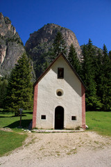 Fototapeta na wymiar chiesetta di San Silvestro in Vallunga (Val Gardena)