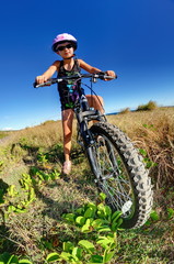 Fototapeta na wymiar Dziewczyna na rowerze górskim.
