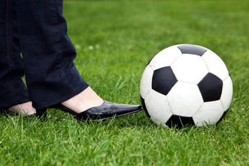 Fussball mit eleganten Frauenschuh 668