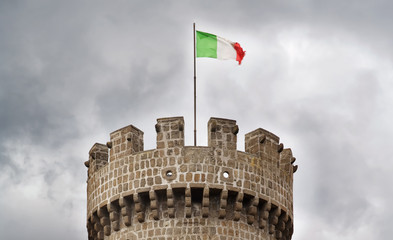 Tricolore su torre medievale