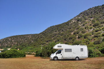 Camper in sosta a Cala Domestica, Sardegna, Italia