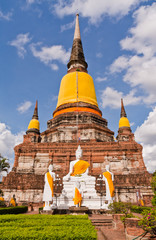Fototapeta na wymiar Buddha statue and ruin pagoda in park in Ayutthaya
