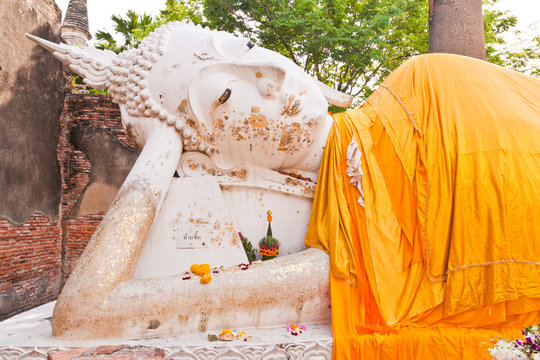 Face of reclining Buddha statue