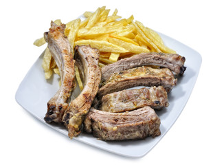 Plato de costillas con patatas.