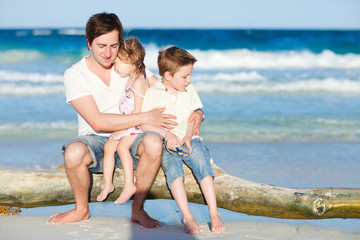 Obraz premium Family enjoying evening by the sea