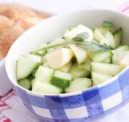 Gurkensalat mit Käse