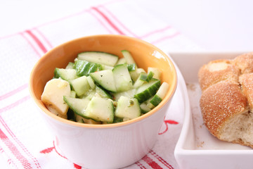 Gurkensalat mit Käse