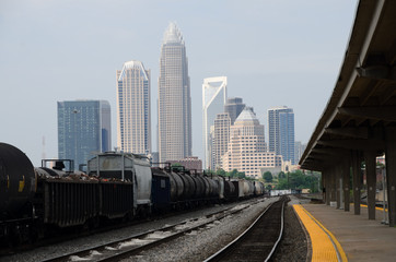 Fototapeta na wymiar Widok na centrum miasta Charlotte, NC od dworca kolejowego