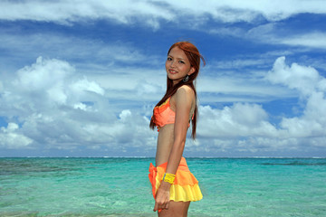 コバルトブルーの海と笑顔の女性