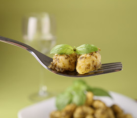 fourchette, gnocchi et pesto
