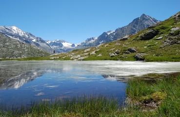 Fototapeta na wymiar Lacs de Perrin, domaine de Bramans, Alpes