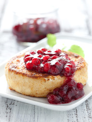 Camembert und Preiselbeeren