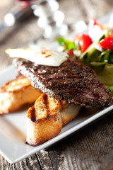 Detail eines Steaks mit Salat