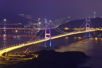Fototapeta na wymiar Tsing Ma Bridge w Hongkongu w nocy