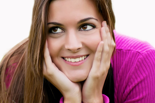 Mujer sonriendo manos en la cara fondo blanco