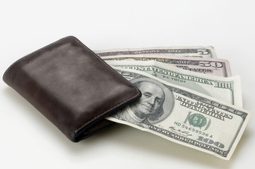 Billetera  con dólares  en fondo blanco