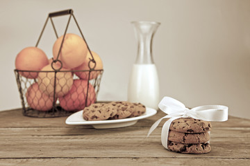 gedeckter tisch mit keksen