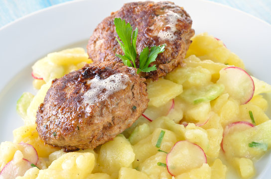 Bayerische Fleischpflanzerl auf Kartoffelsalat