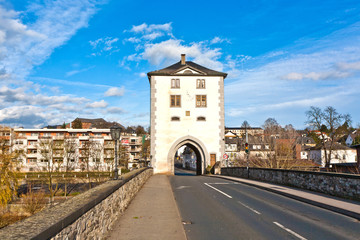 Fototapeta na wymiar stary Lahn Most z średniowiecznych bram miasta