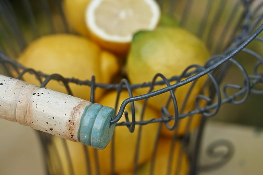 Drahtkorb gefüllt mit Zitronen