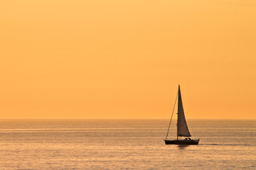 Obraz na płótnie Canvas Ein Segelboot im Abendlicht.