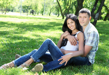 Naklejka premium couple spending time together in the summer park