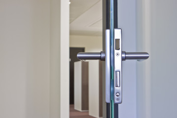 offene Glas-Tür mit Türgriff und Schloss im Detail