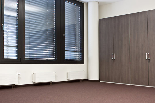 Raum leeres Büro mit Einbauschrank ohne Möbel