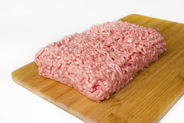 Hackfleisch auf einem Schneidebrett