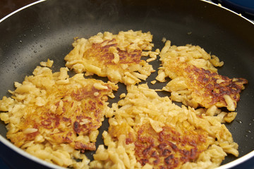 Rösti in der Pfanne