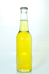 Einzelne Flasche mit Biermischgetränk