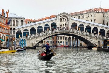 Italy, Venice the Rialto bridge - obrazy, fototapety, plakaty