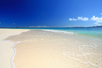 真っ白い砂浜に打ち寄せる透明な波