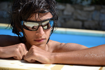 Portrait de jeune-homme au bord de la piscine