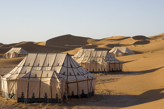 CAMPO TENDATO NEL DESERTO