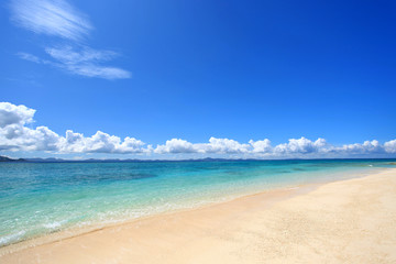 水納島の澄んだサンゴ礁の海と青い空