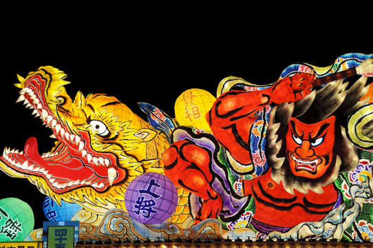 青森ねぶた祭の山車（夜） &ndash; 日本を代表する伝統的な灯りの祭り