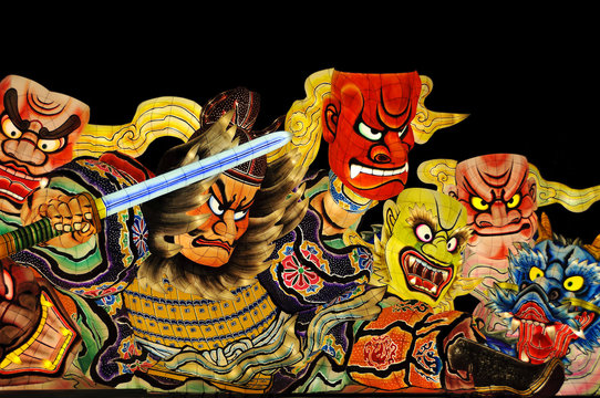 青森ねぶた祭の山車（夜） &ndash; 日本を代表する伝統的な灯りの祭り