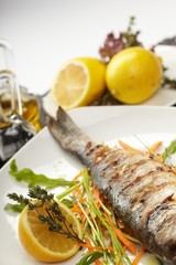 fish with vegetables and lemon